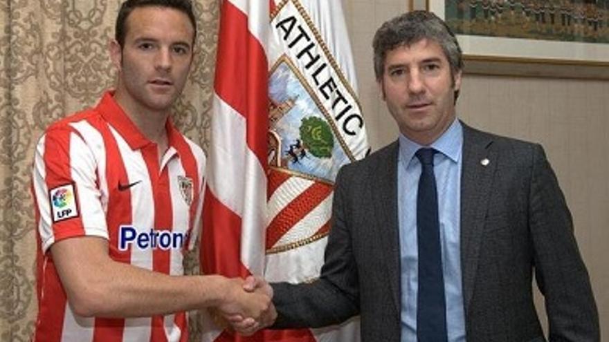 Borja Viguera al firmar por el Athletic