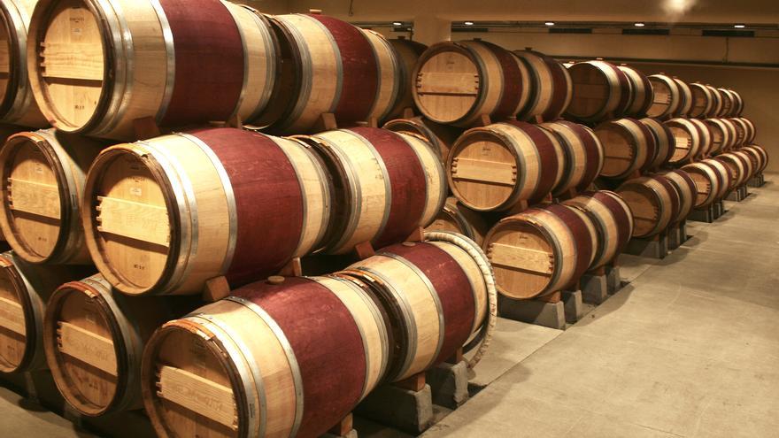 Barricas de vino en una bodega