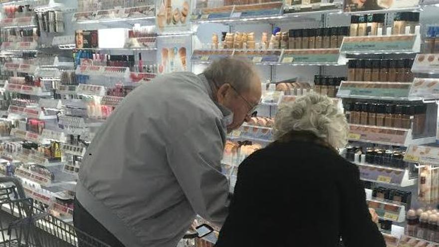 Ancianos comprando en súpermercado
