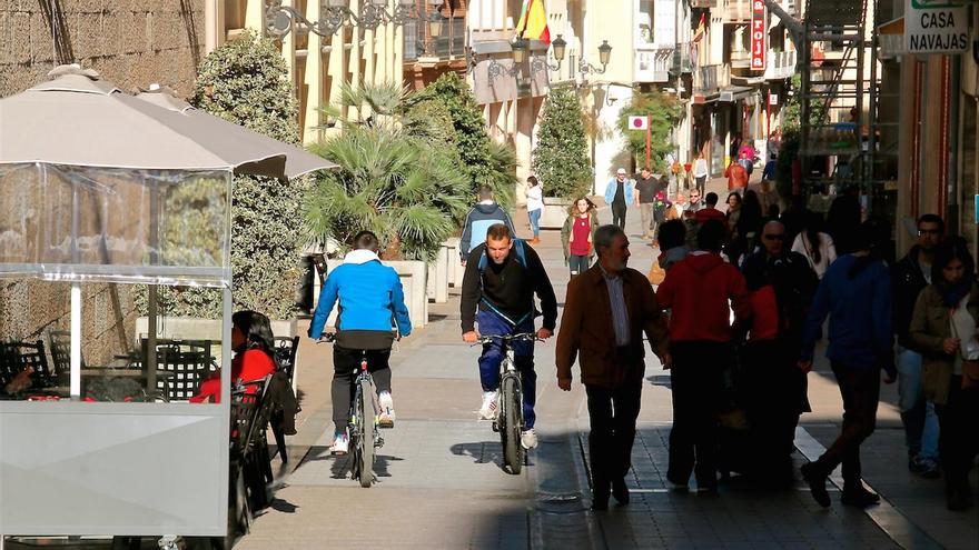 ciclistas con peatones calle Portales