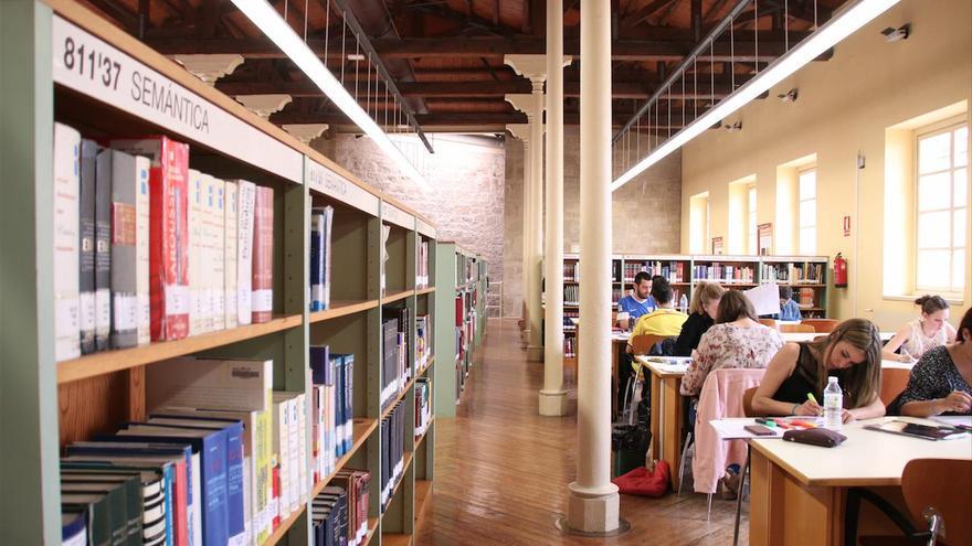 Biblioteca La Rioja interior gente leyendo