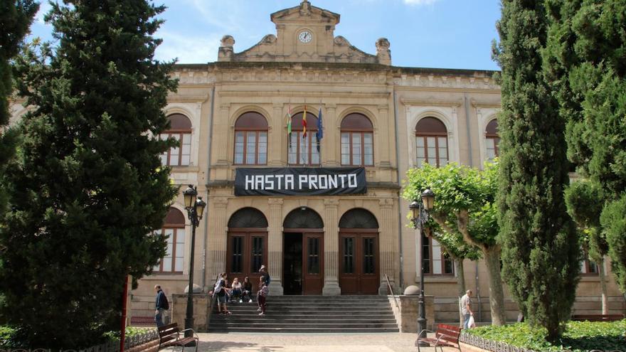 Instituto Sagasta fachada pancarta