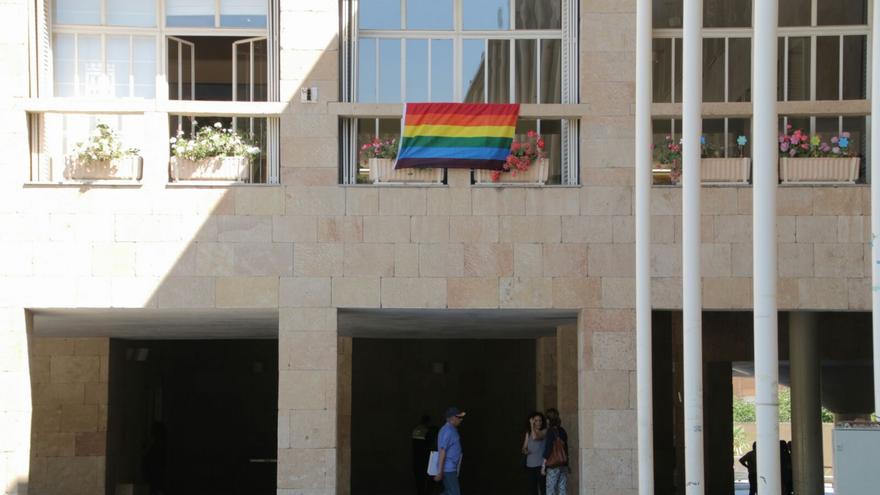 bandera arcoiris en el ayuntamiento