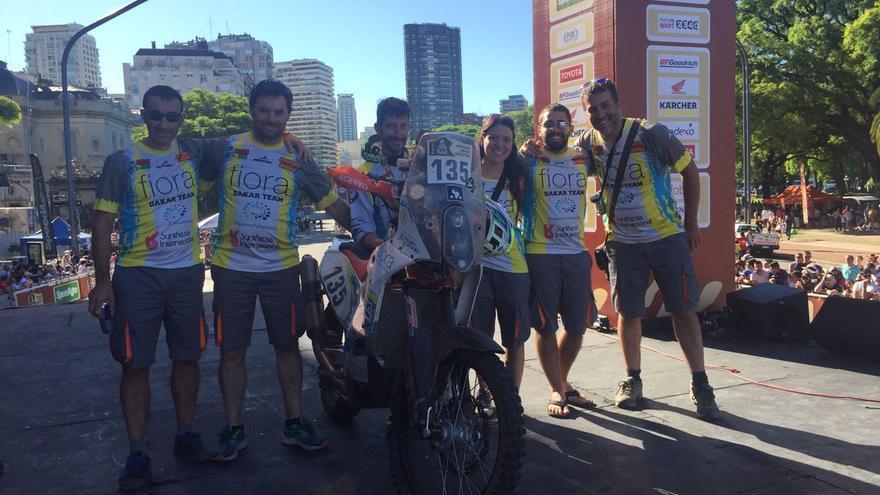 Sergio Anguiano y su equipo en el Dakar