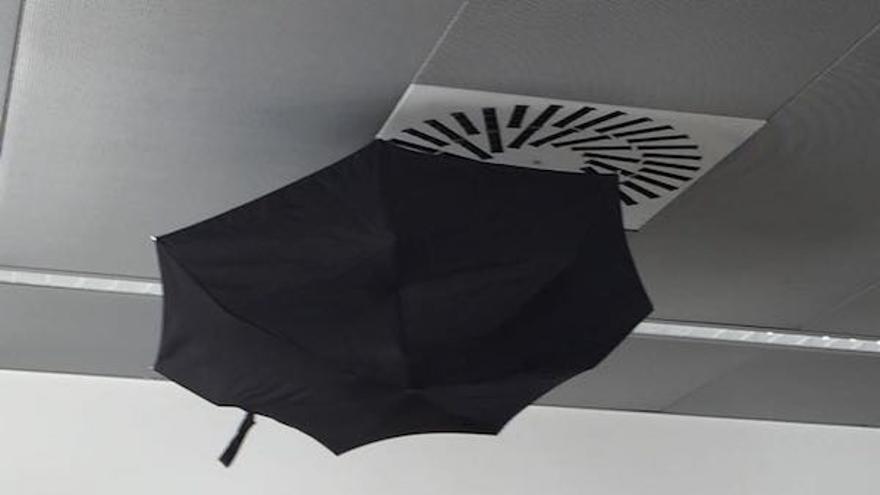 paraguas en el aire acondicionado de los juzgados
