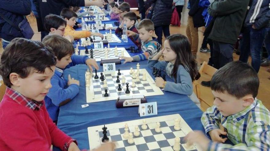 Niños jugando al ajedrez en Alfaro
