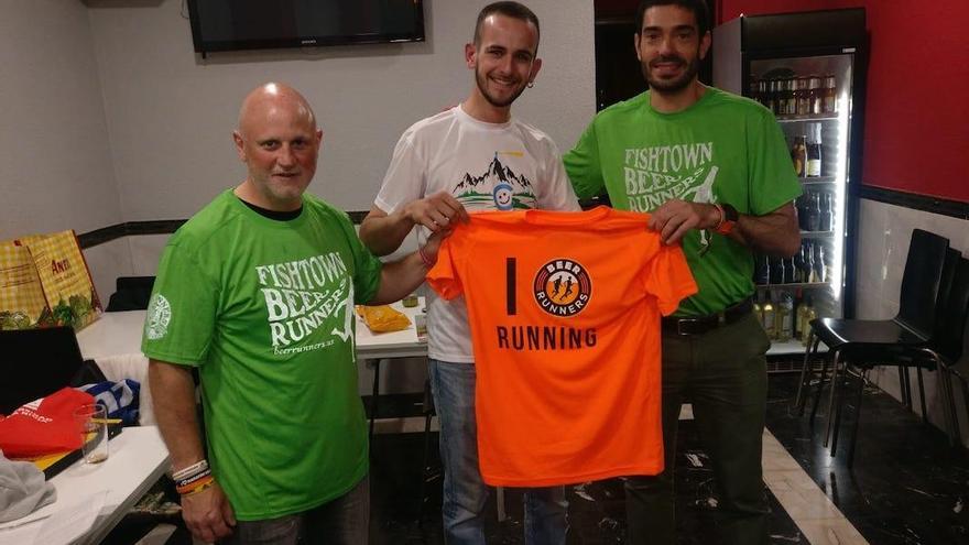 Alejandro Cuadra con los Beer Runners de Logroño