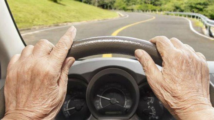 Personas mayores conduciendo