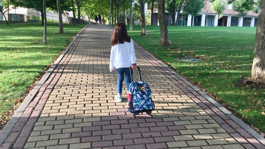 La vuelta al colegio niña con mochila