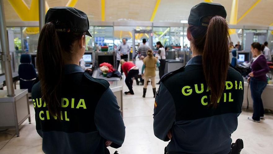 guardia civil en el aeropuerto