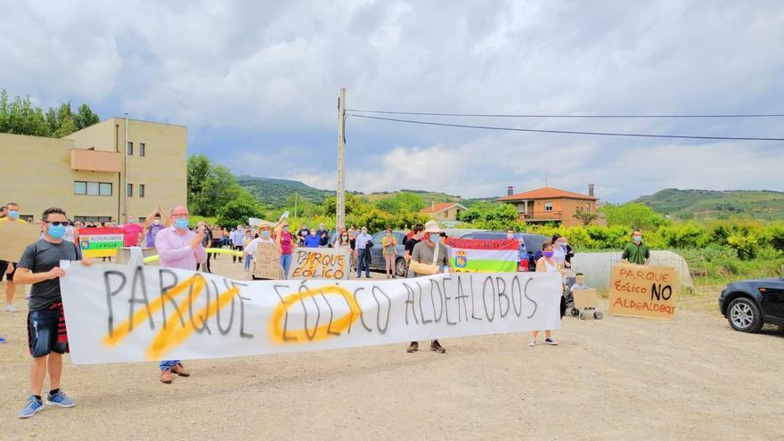 ocón protesta contra el parque eólico de aldealobos
