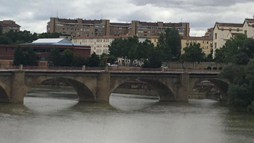 nubes sobre el puente de piedra en Logroño