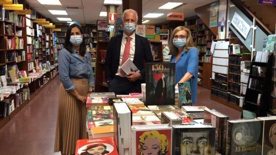 el alcalde visita la librería cerezo en sus 90 años