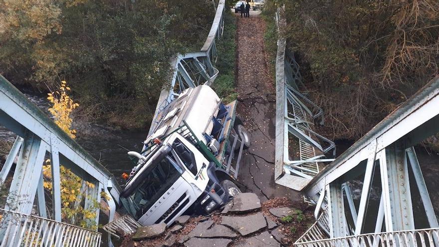 camión accidentado en el puente de Arenzana