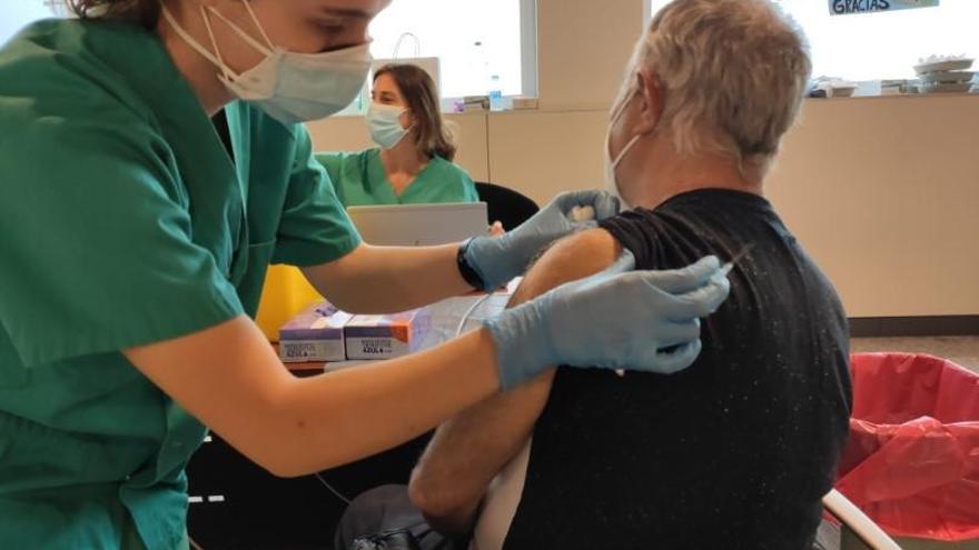 vacuna a personas de entre 66 y 69 años en el Hospital San Pedro