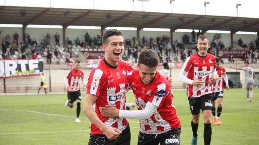 Los jugadores de la SD Logroñés celebran el gol de Borja para cerrar la temporada