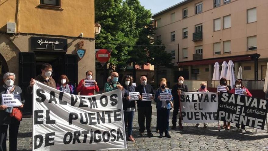protesta de los vecinos de Ortigosa ante el Parlamento