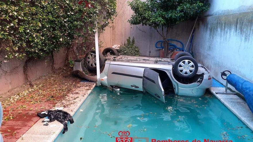 cae un coche en una piscina en San Adrián