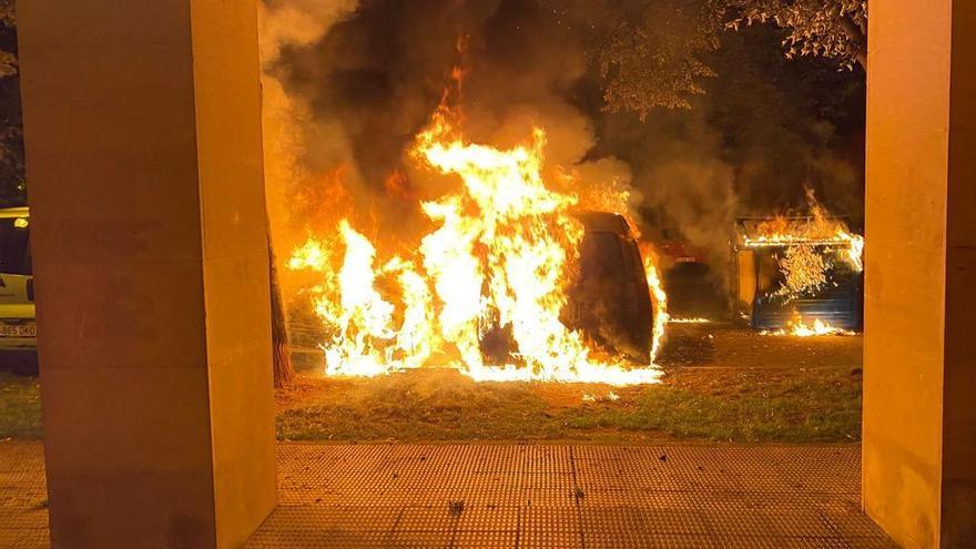 incendio, coche, calle Cantabria