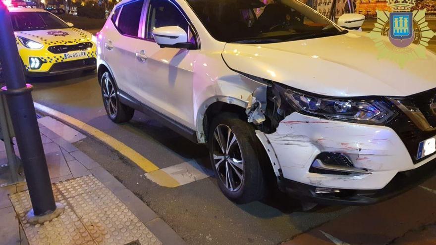 vehículo tras colisionar con varios coches aparcados en Logroño