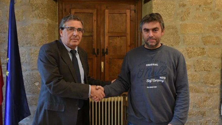 El consejero de Servicios Sociales, Pablo Rubio, y el alcalde de Ollauri, Miguel Martínez, firman un convenio