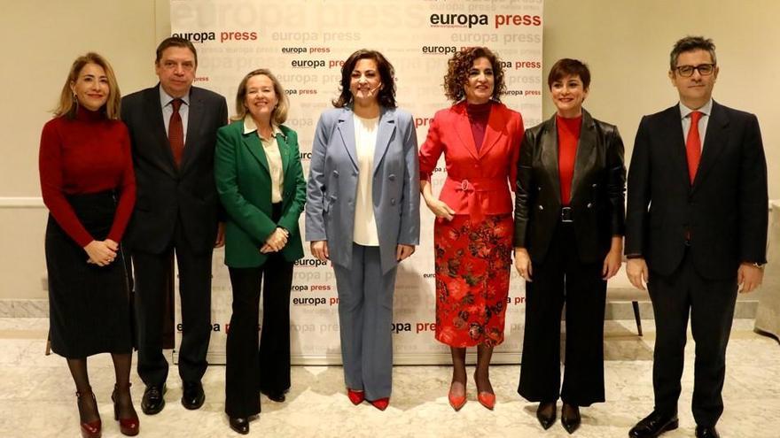 Concha Andreu, con varios ministros, en los desayunos de Europa Press