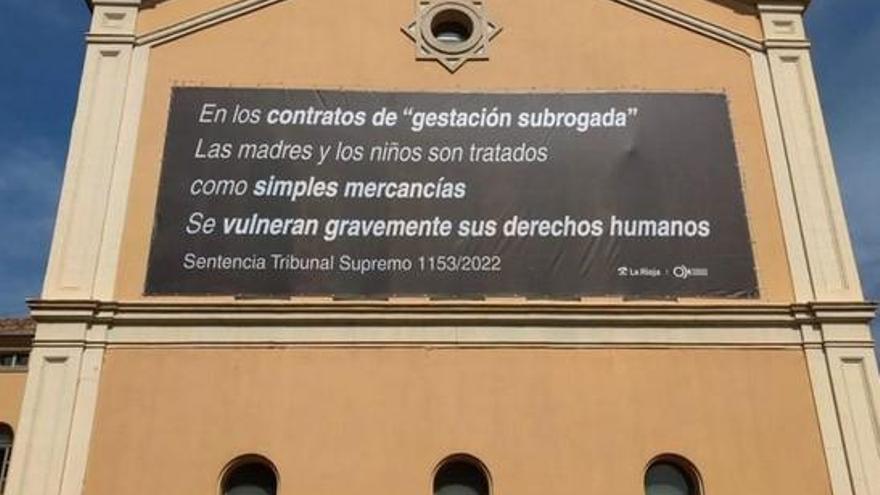 Pancarta del Gobierno de La Rioja contra la gestación subrogada